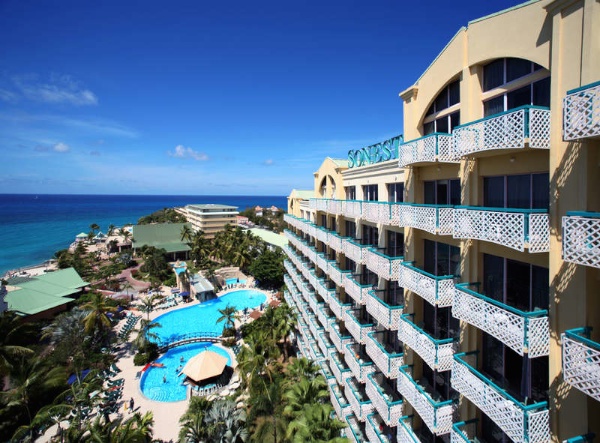 Sonesta Maho Beach Resort En St Maarten Schitterend Breed Wit Zandstrand En Op Slechts 5 Autominuten Vanaf De Luchthaven Gelegen Dit Resort Beschikt Tevens Over Zijn Eigen Winkelpromenade