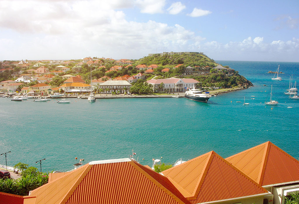 Laat het drukke leven even achter je en leun achterover op St. Barth. Op dit Frans Caribische eiland weet men wat genieten is. Het Franse goede leven wordt hier gemixt met het ongedwongen Caribische laid-back.